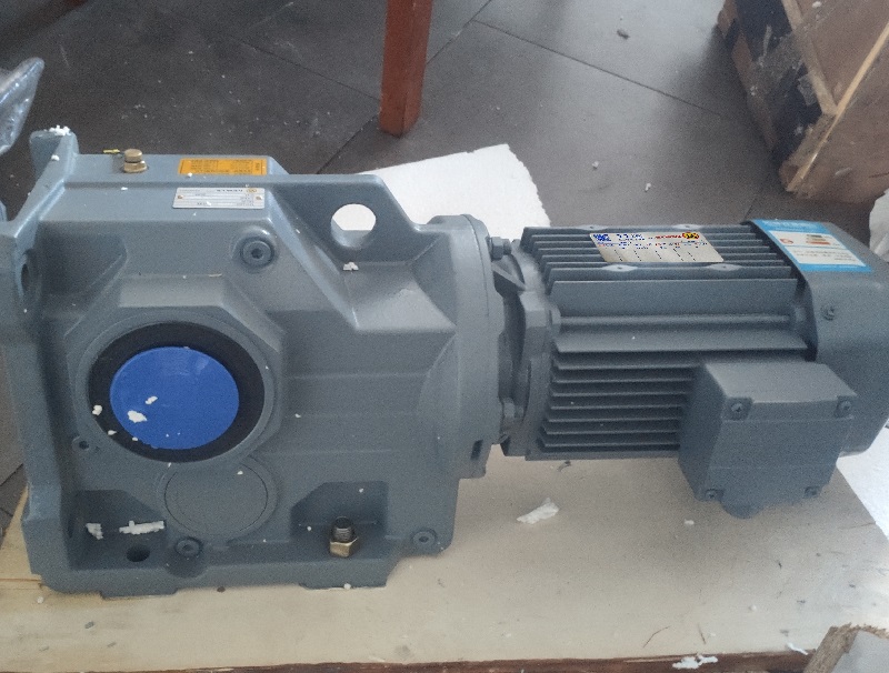 110.5轉(zhuǎn)的減速機,110.5rpm/min減速電機,每分鐘110.5圈的減速箱.jpg
